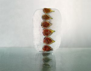 Fotografía de higos,rojos, granate,vertical, hielo 